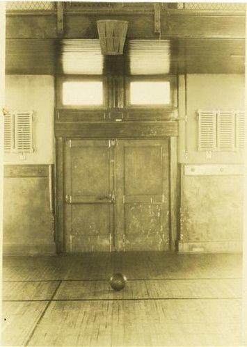 A primeira cesta de basquete na quadra da YMCA Training School, em Springfield, nos EUA. Em foto do fim do século 19, de autor desconhecido.