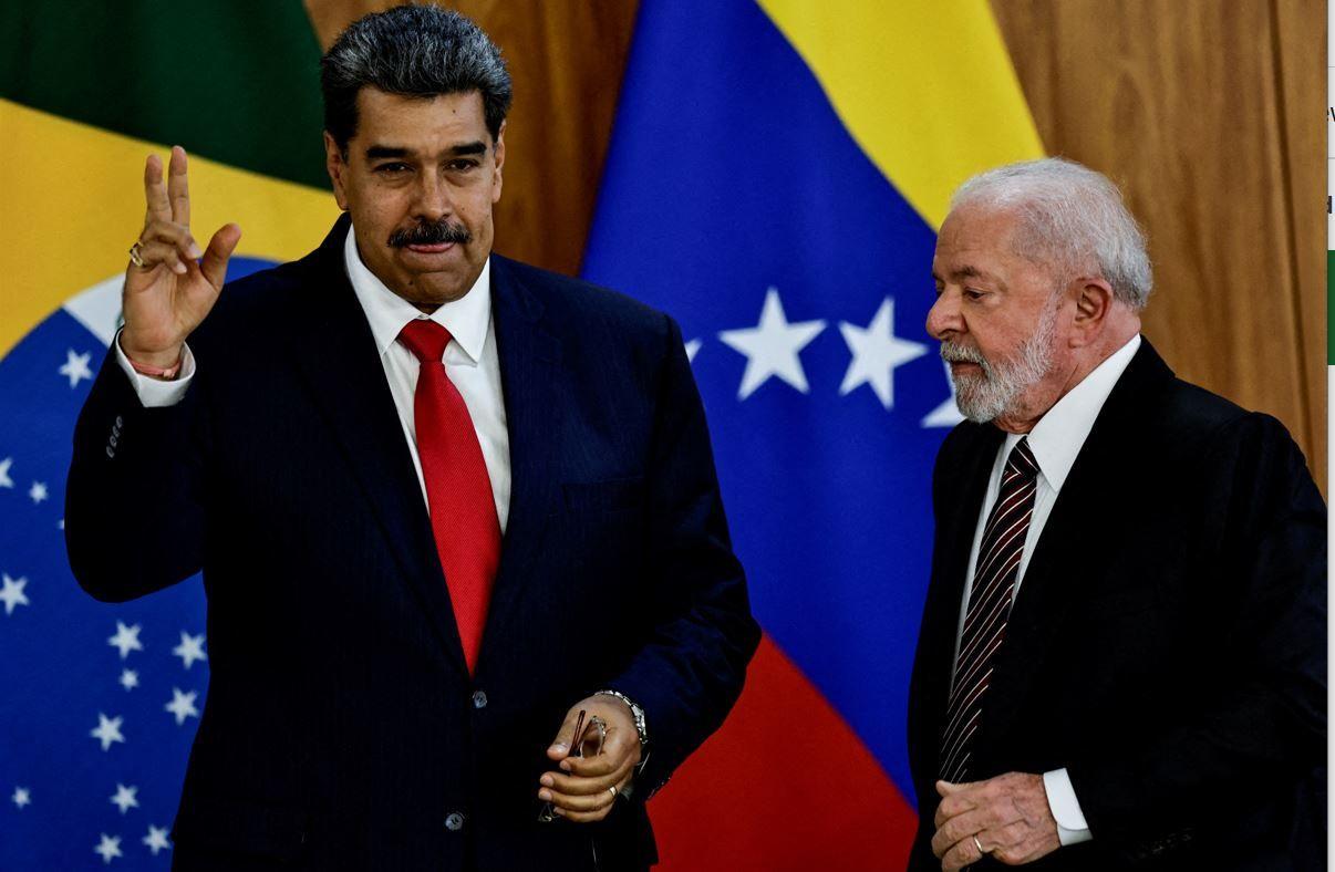 El presidente de Venezuela, Nicolás Maduro, y el presidente de Brasil, Luiz Inácio Lula da Silva, hacen un gesto antes de una cumbre con presidentes de América del Sur en Brasilia, Brasil, el 29 de mayo de 2023.