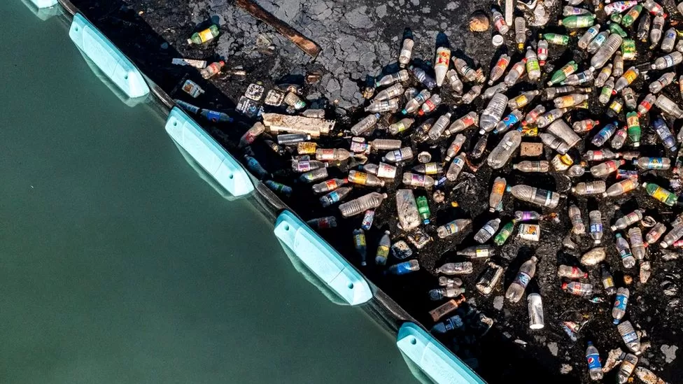 Garrafas de plástico se acumulam atrás da barreira Interceptor da Ocean Cleanup em Kingston Harbour, Jamaica