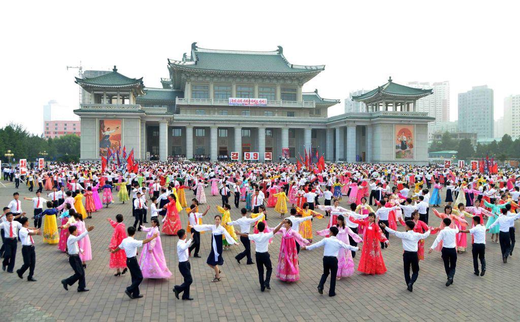 Baile para celebrar el día nacional de Corea del Norte.