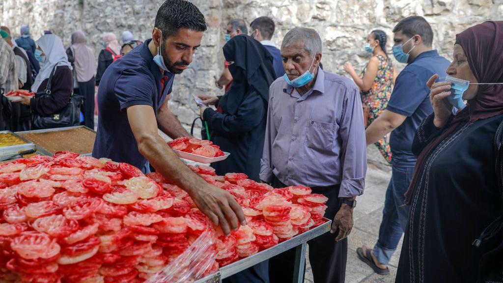 فلسطينيون يشترون حلوى المشبك في ذكرى المولد النبي.