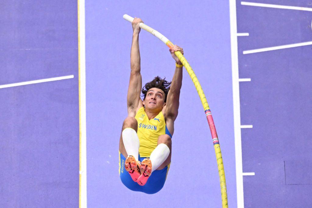 Mondo Duplantis a punto de saltar 