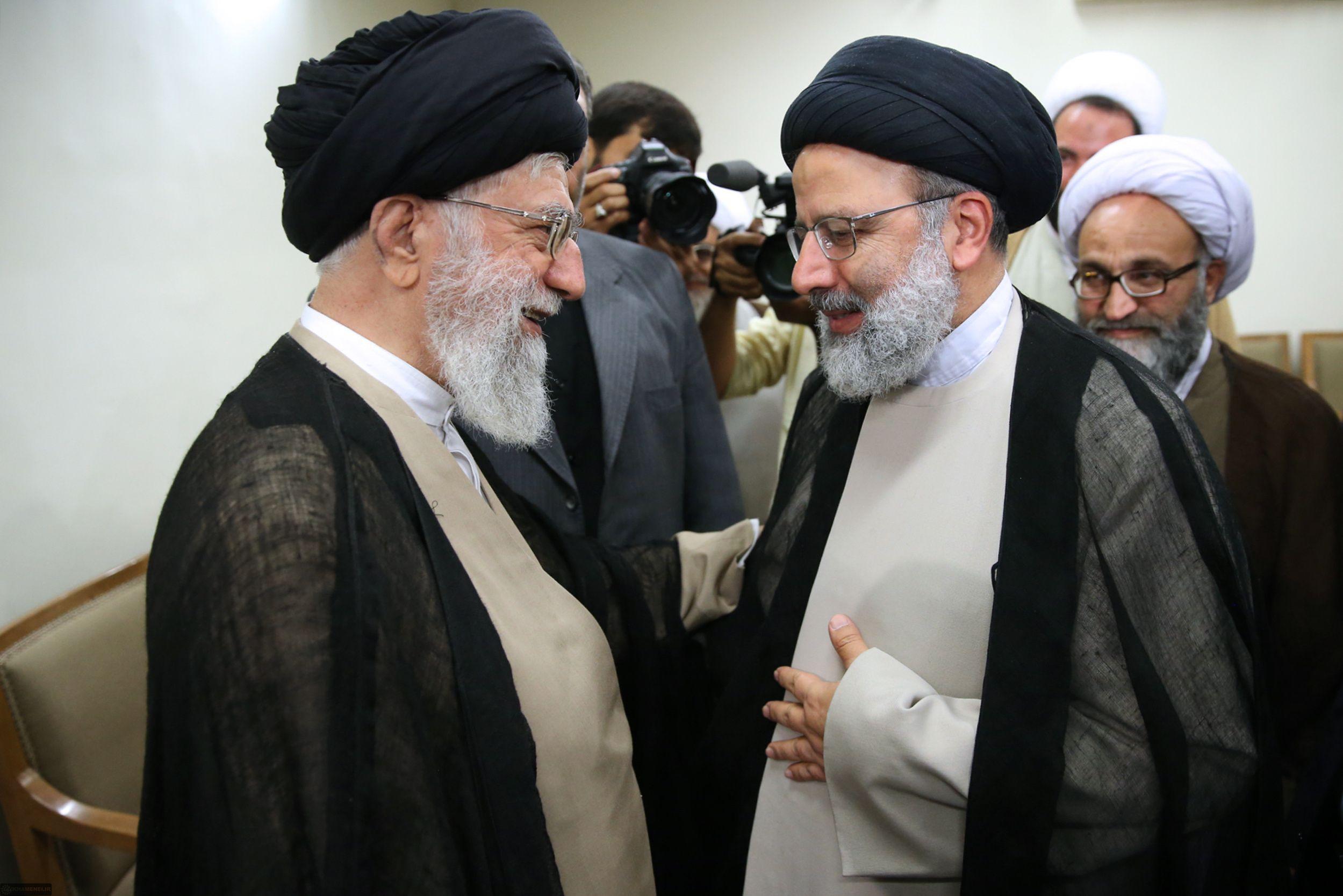 Ali Khamenei (à esquerda) com o ex-presidente Ebrahim Raisi