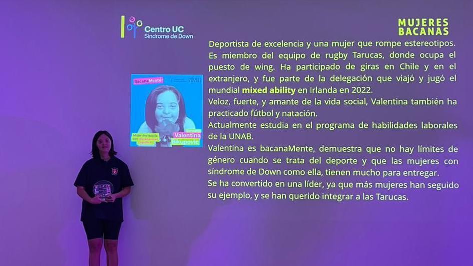 Valentina recibiendo el premio “BacanaMente: Mujeres en Discapacidad Cognitiva que nos Transforman”.