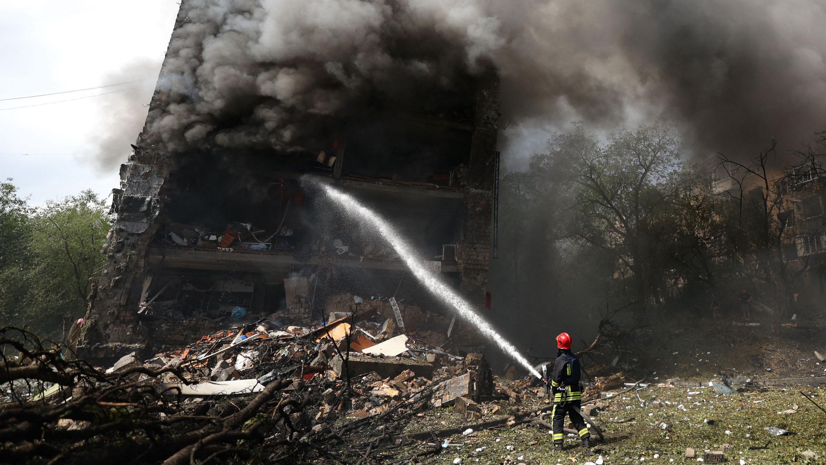 Edifício carbonizado em Kiev após um ataque de míssil russo em julho de 2024.