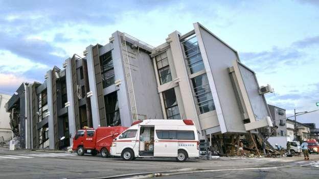 Sebuah bangunan runtuh akibat gempa di Wajima, prefektur Ishikawa, Jepang.
