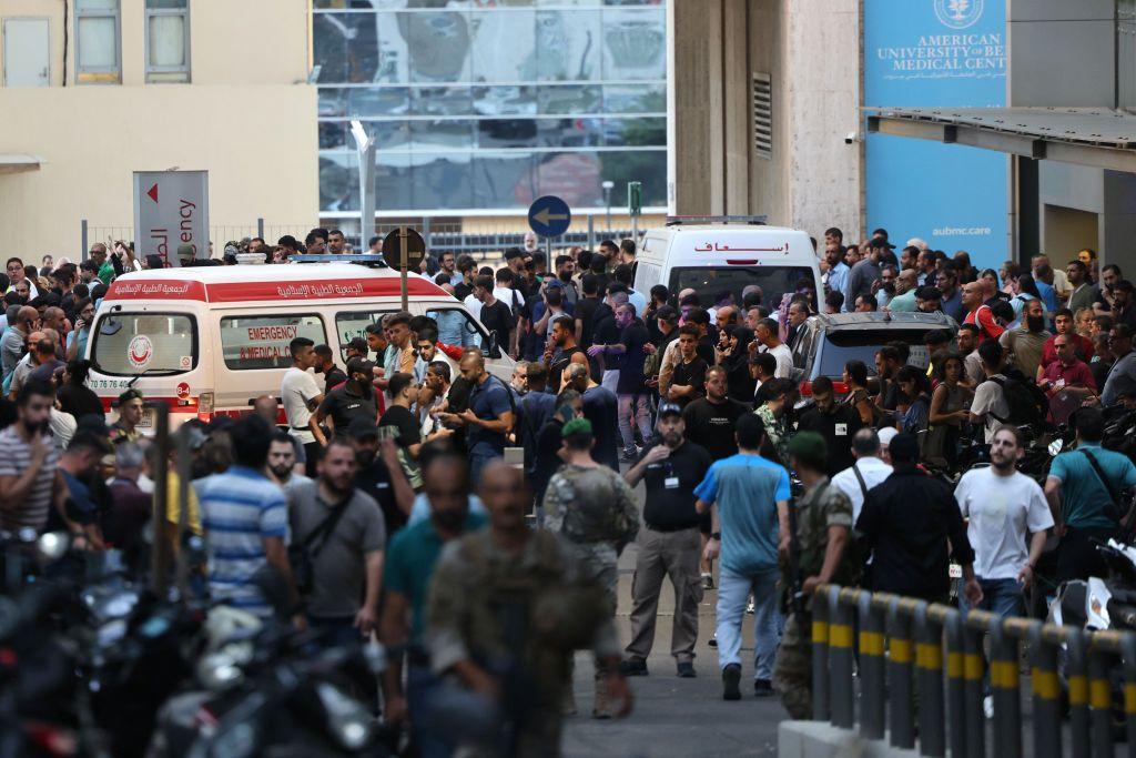 Pessoas na frente de um hospital em Beirute.