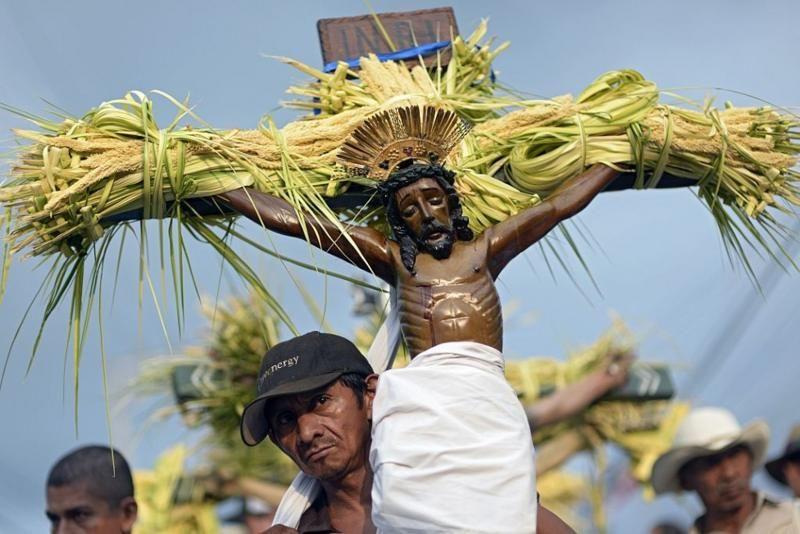 Un hombre carga un Cristo en una peregrinación en El Salvador en 2015.