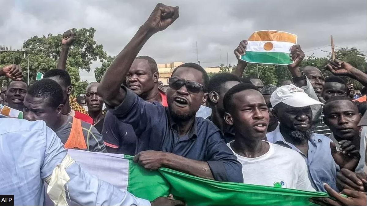 آلاف المواطنين في النيجر في مسيرة دعماً للانقلاب
