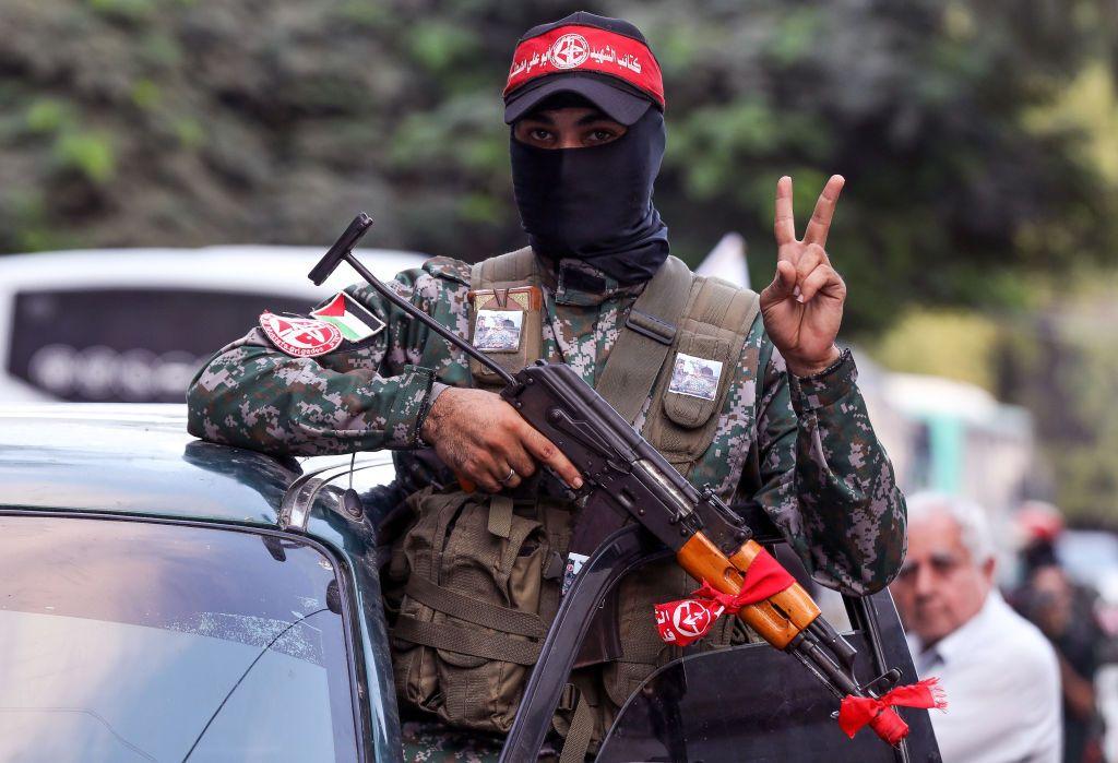 Seorang pasukan dari Popular Front untuk Pembebasan Palestina berpartisipasi dalam parade militer anti-Israel di Kota Gaza pada 25 Oktober 2022.