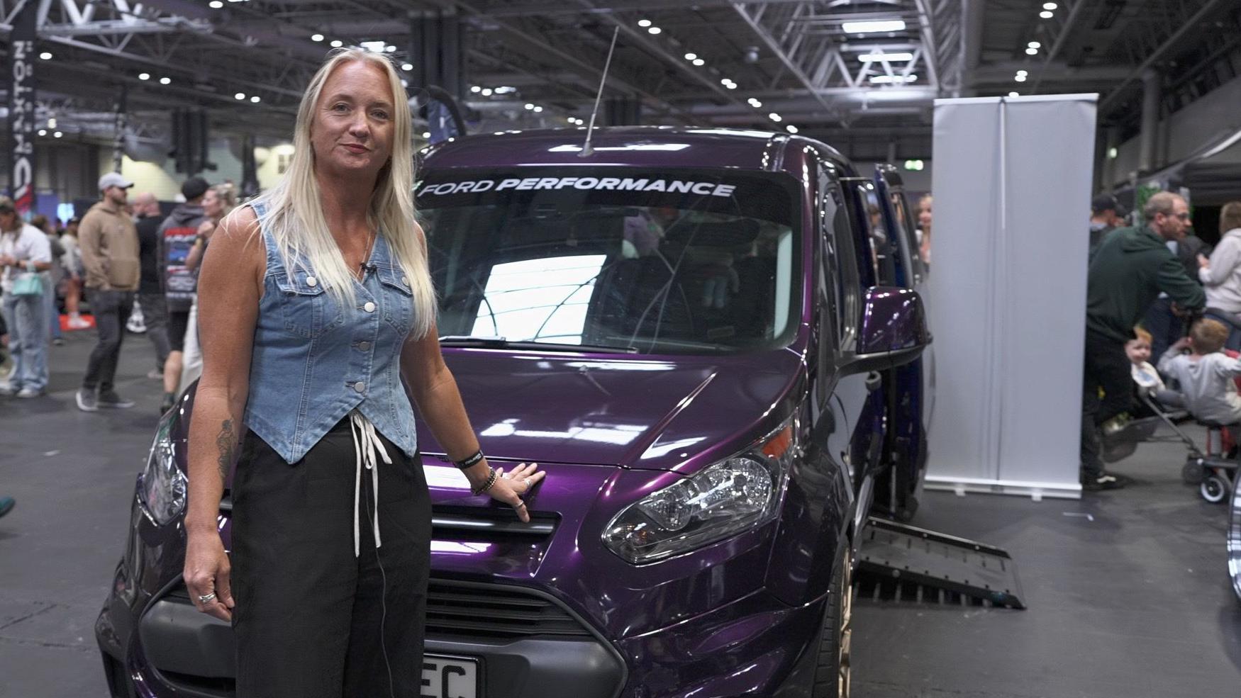 Alex na frente da van adaptada no Gravity Car Show em Birmingham