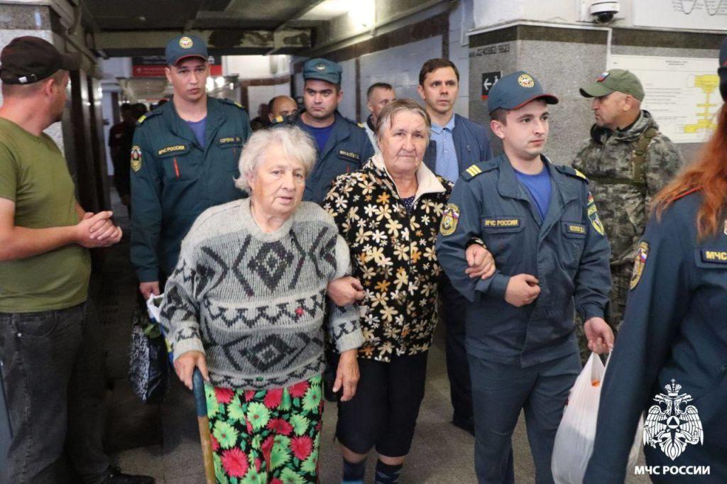 Rusos desplazados en una estación de tren