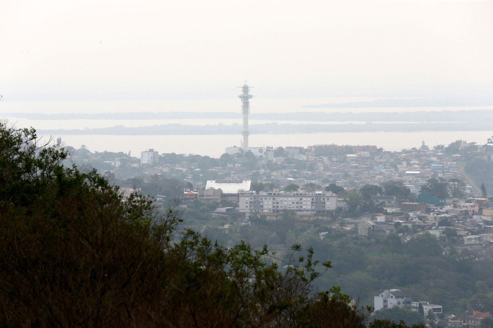 Imagem aérea de Porto Alegre coberta por neblina