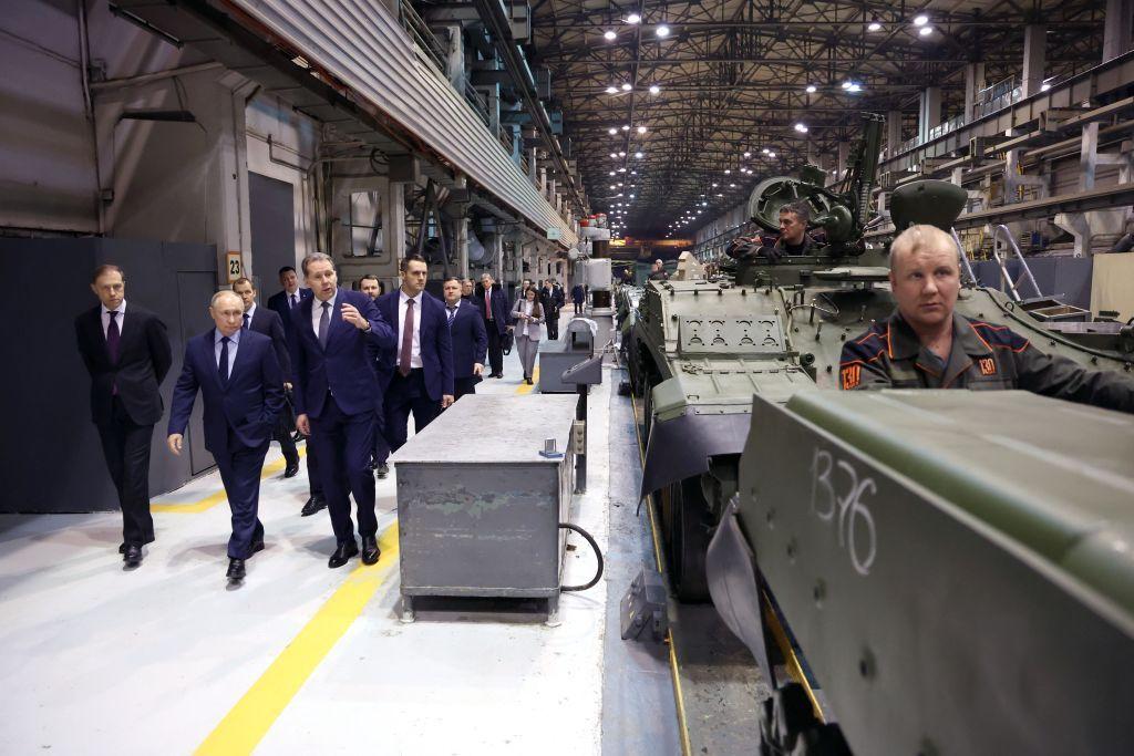 Putin visitando fábrica de tanques nos Urais