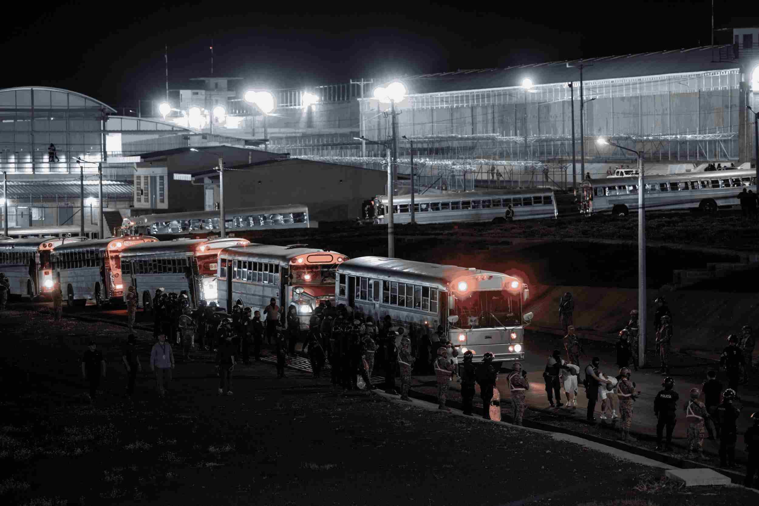 Caravana de autobuses trasladando a los deportados