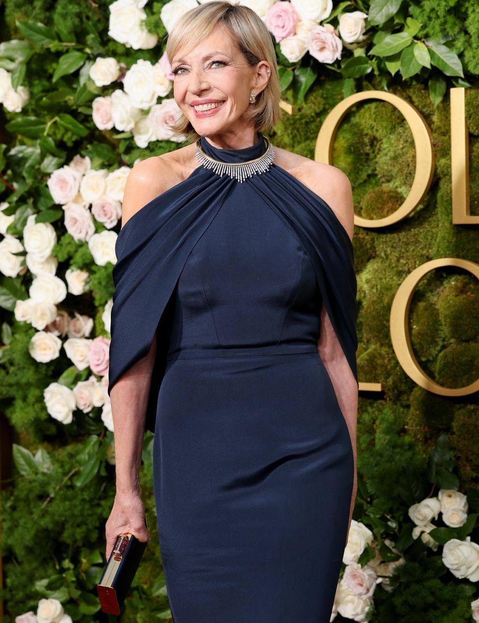 Allison Janney usa vestido preto