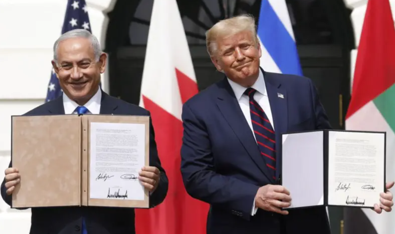 Donald Trump e Benjamin Netanyahu exibem Acordos de Abraham assinados entre EUA, Israel e vários países árabes 