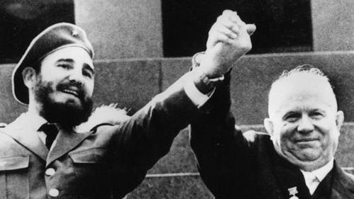 Fidel Castro e Nikita Khrushchev levantando os braços juntos
