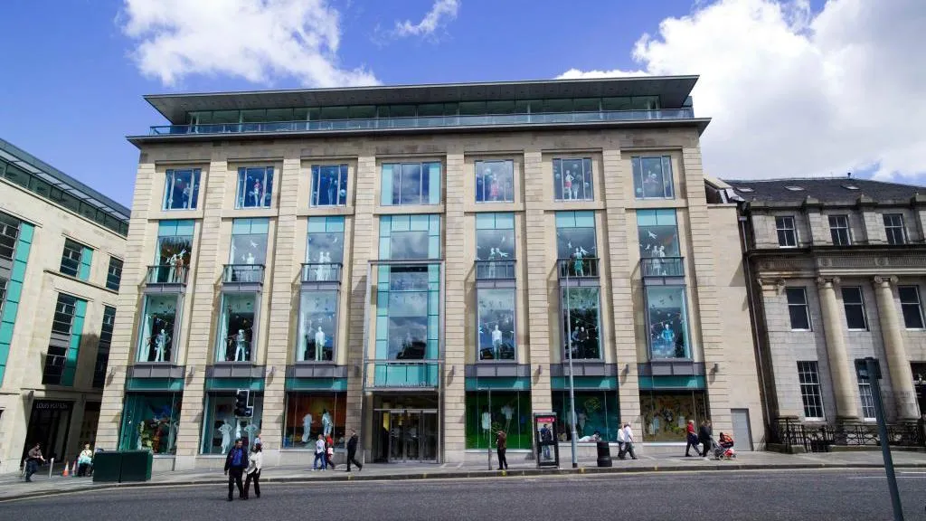 Fachada de loja de luxo Harvey Nichols, em Edimburgo