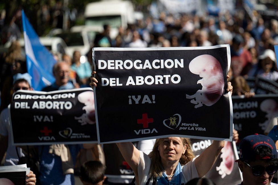 Mujer con una pancarta que dice: "Derogación del aborto ya"