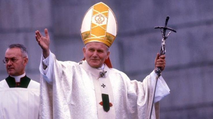 El difunto Papa Juan Pablo II saluda a la gente durante una visita a Irlanda en 1979