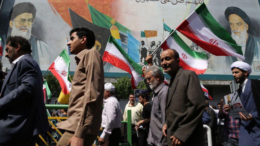 Iraníes marchan para celebrar el ataque a Israel y condenar el atentado en Isfahán.