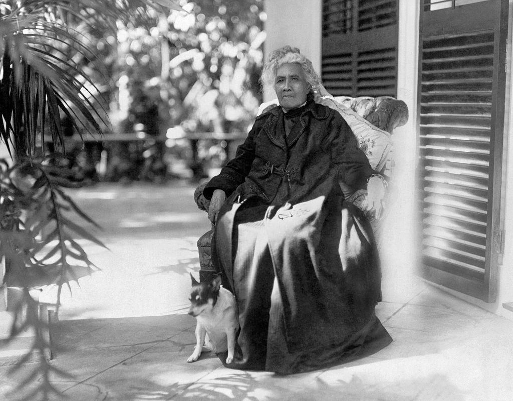 La reina Liliʻuokalani sentada en una silla en una imagen de 1917. 