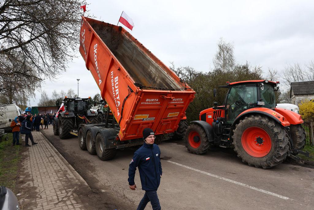Polonya ve Macaristan, yerel ürünlerini korumak için Ukrayna’dan tahıl ve diğer gıda ürünlerinin ticaretini yasakladıklarını duyurdu.
