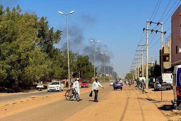 سحب الدخان تتصاعد جراء الاشتباكات في ود مدني