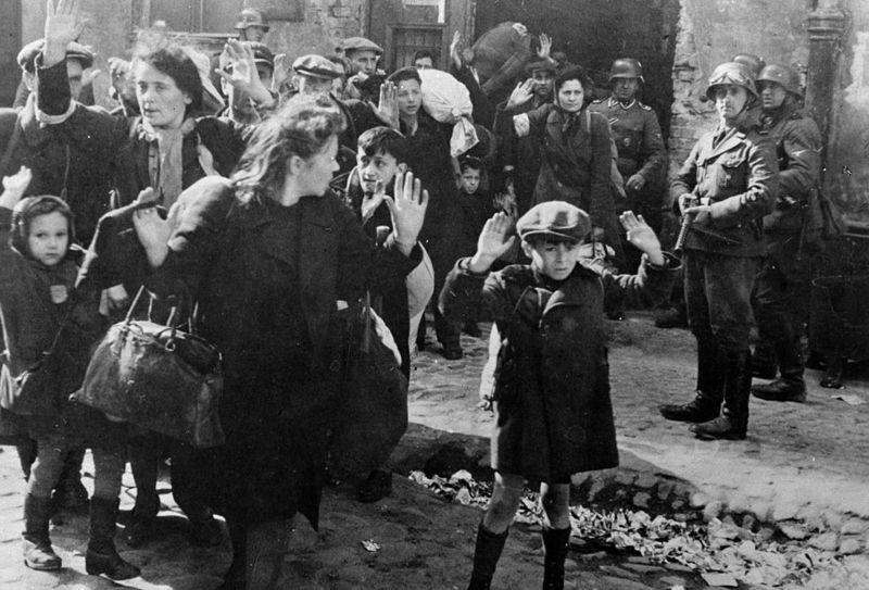 Judeus sendo expulsos por soldados