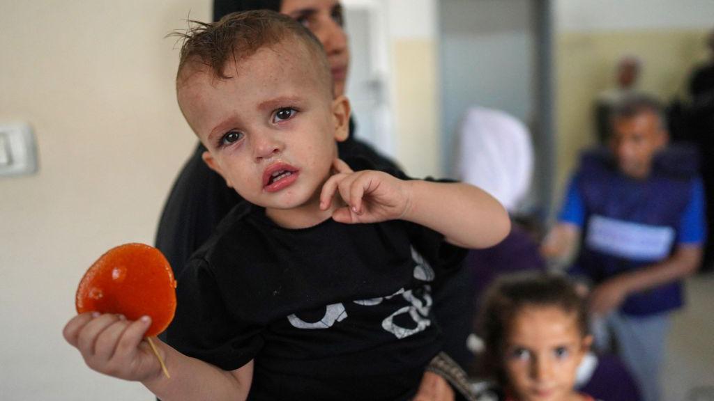 Criança palestina chorando espera para ser tratada no Hospital Nasser