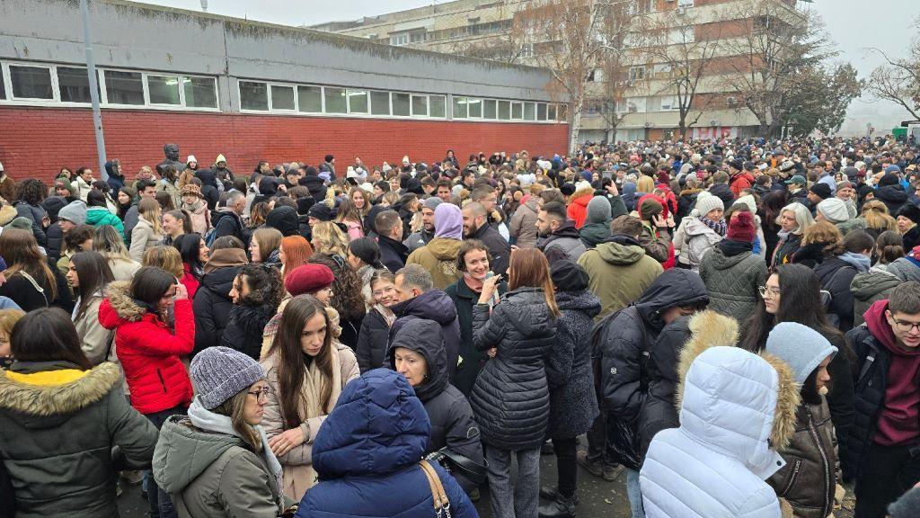 protest ispred Desete beogradske gimnazije