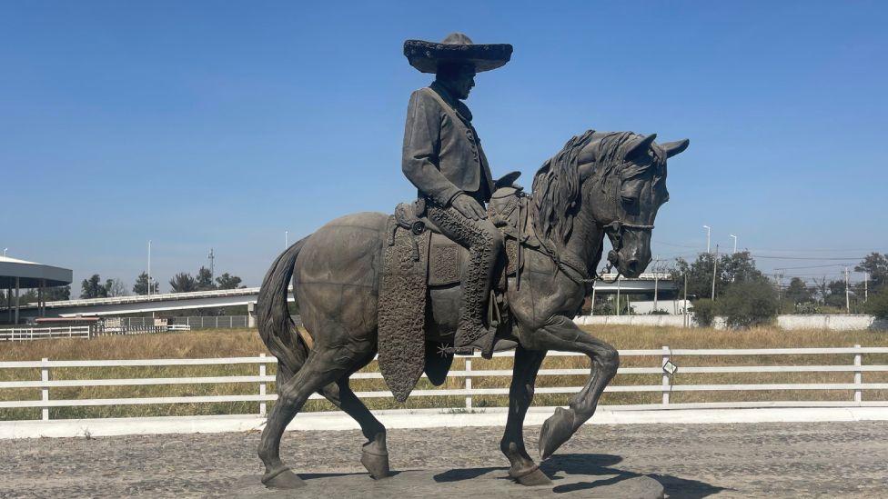 Statue of Vicente Fernandez 