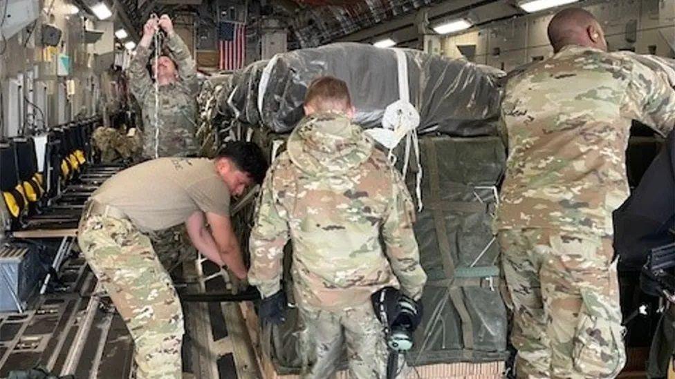 Militares dentro de avião que transporta ajuda humanitária