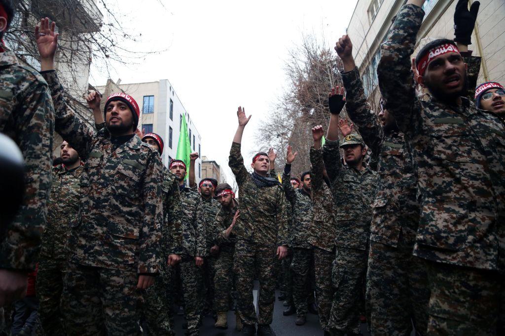 بسیج ملیشیا کے ایرانی ارکان عراقی دارالحکومت بغداد میں امریکی فضائی حملے میں ایرانی پاسداران انقلاب کی قدس فورس کے کمانڈر قاسم سلیمانی کی ہلاکت کے خلاف احتجاج کے لیے امریکہ مخالف ریلی میں حصہ لے رہے ہیں۔