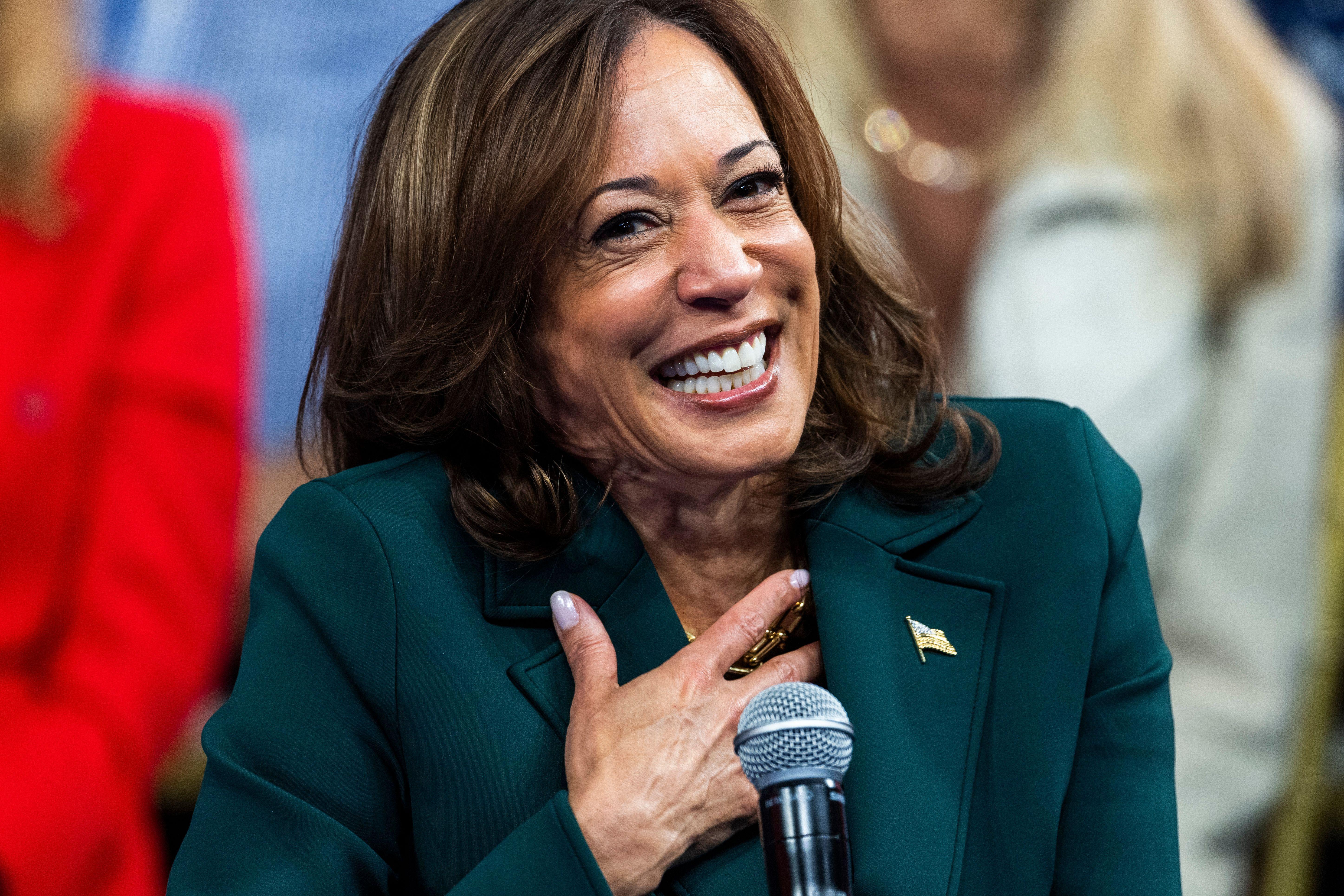 Kamala Harris sonriente en un evento de campaña