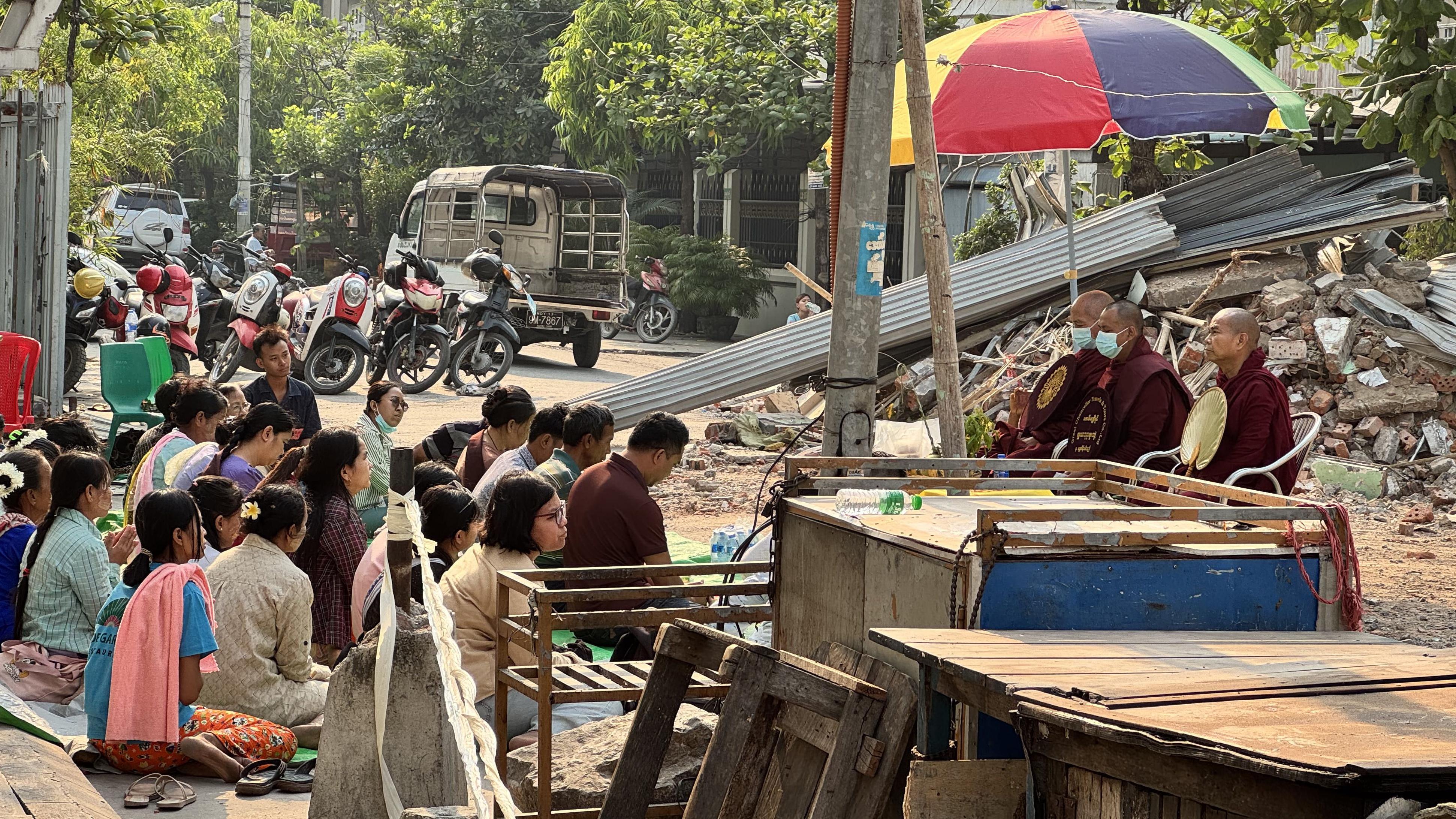 Pessoas nas ruas de Mandalay