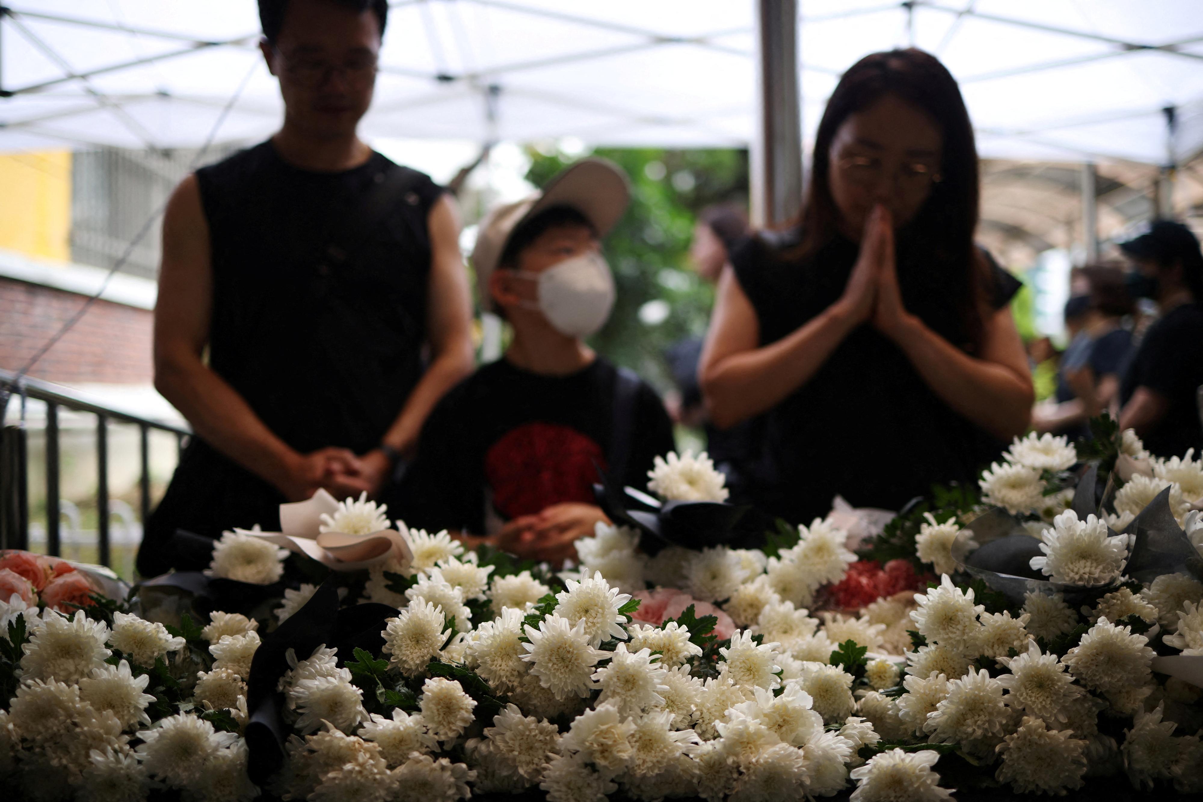 Muchas personas ofrecieron flores y mensajes de condolencias por la profesora.