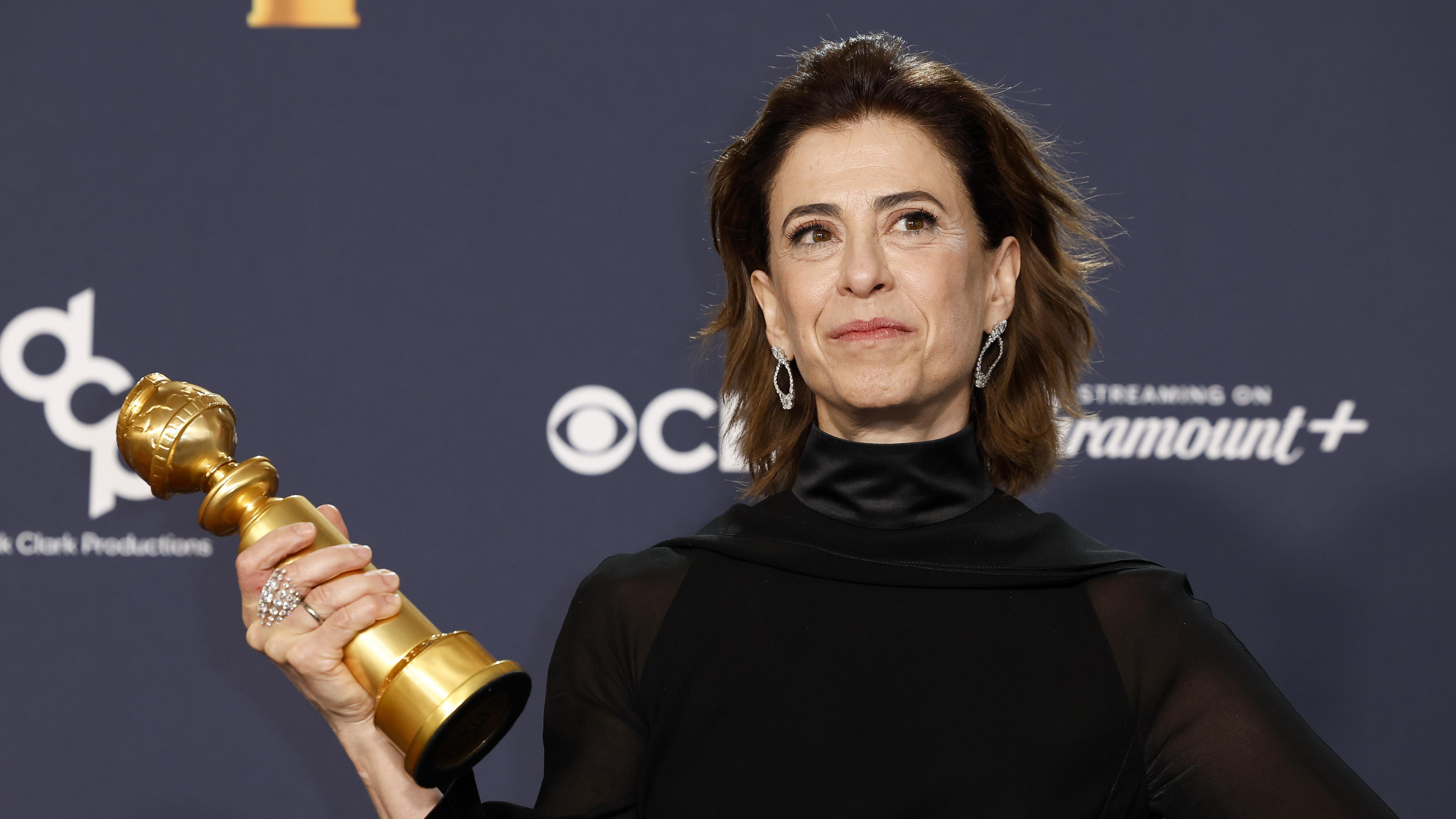 Fernanda Torres com o prêmio de melhor atriz dramática no Globo de Ouro 