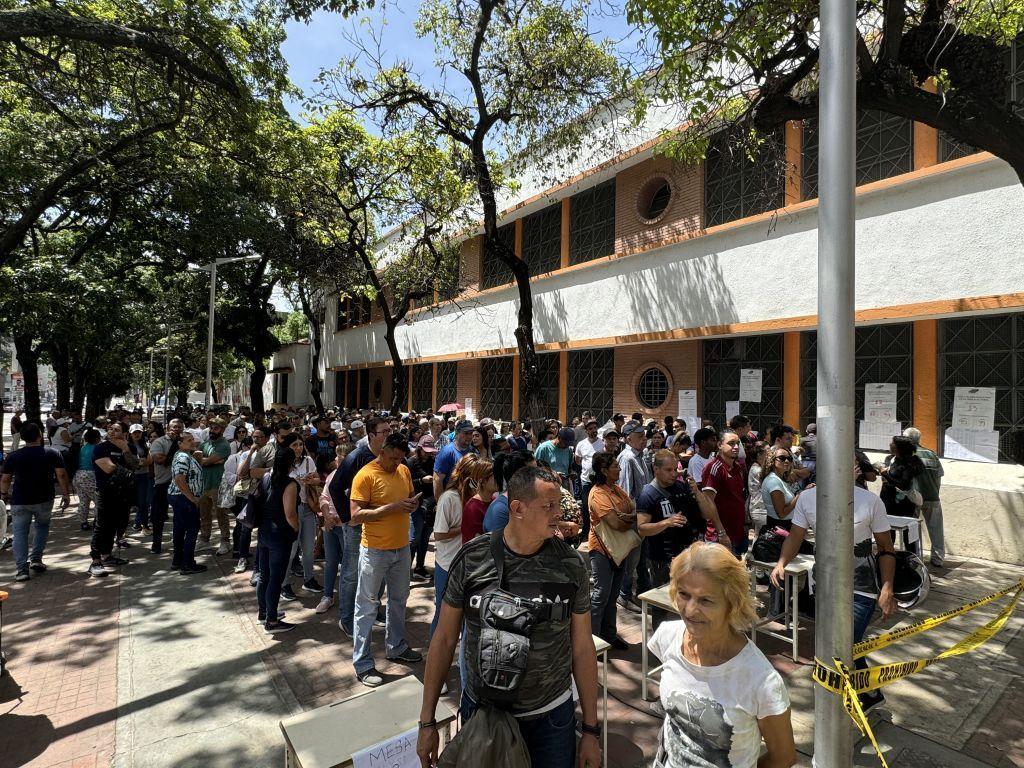 Gente en las puertas de un centro electoral en Venezuela. 