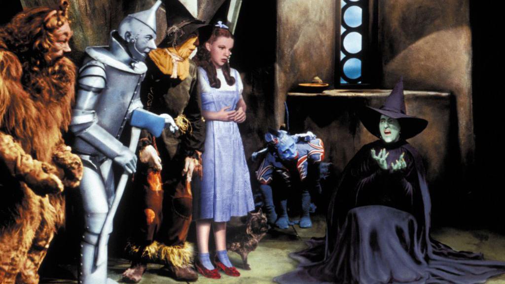 Film The Wizard of Oz (1939) memperkenalkan karakter penyihir jahat berwarna hijau yang begitu ditakuti. Tapi bagaimana kalau sudut pandang dia berbeda?