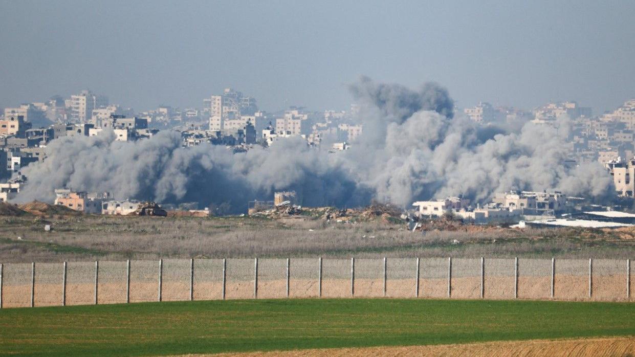 دخان يتصاعد في منطقة في شمال غزة جراء عمليات عسكرية إسرائيلية