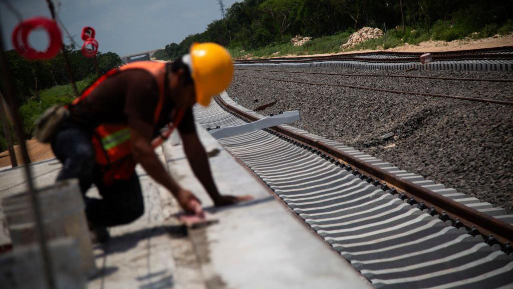 Trabajador en las obras de una estación del Tren Maya.