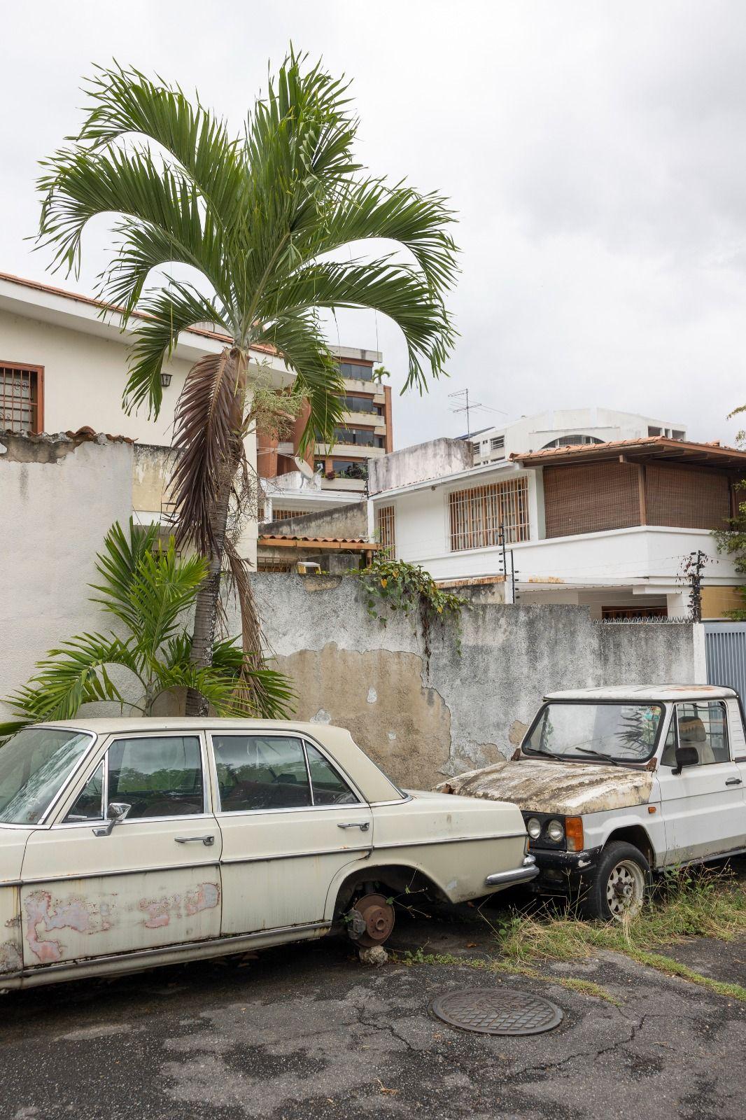 Carros abandonados en un vecindario clase media en Caracas, el 27 de abril de 2022