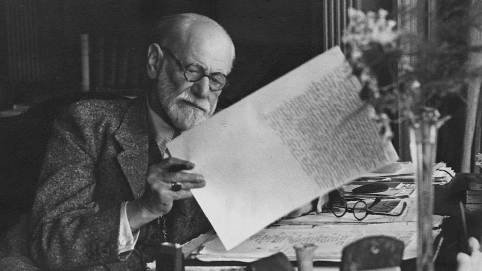 Freud escribiendo una carta