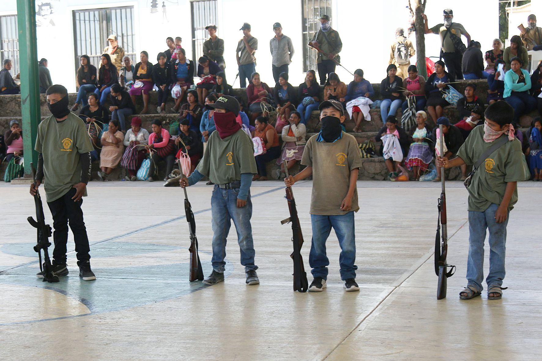 Niños armados en Ayahualtempa