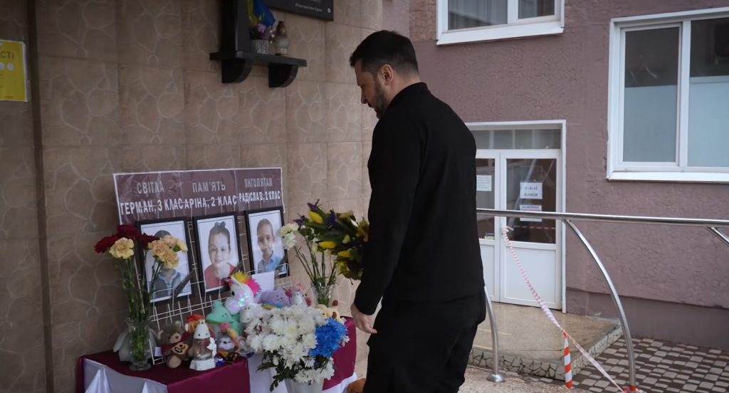O presidente Zelensky deposita flores em um memorial para as vítimas de um ataque de míssil russo