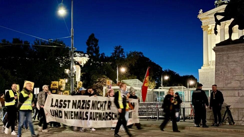 Manifestantes com faixas anti-nazismo