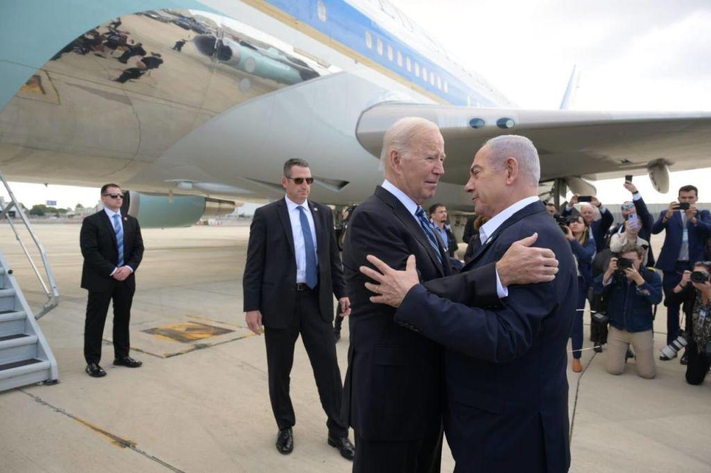 Biden saluda a Netanhayu al llegar a Israel en octubre de 2023.