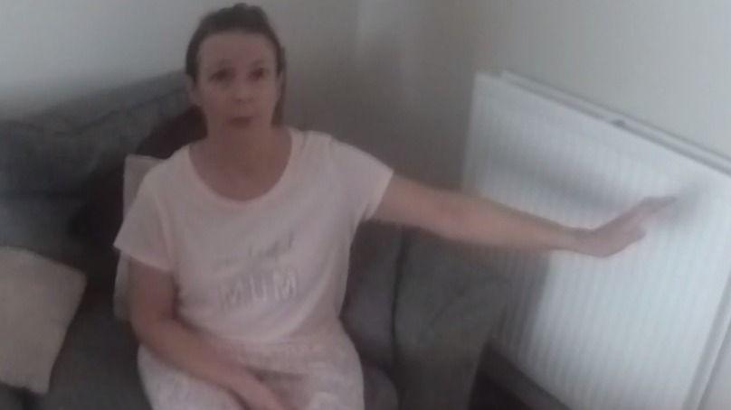Imagens de uma câmera corporal da polícia mostram Joanne Sharkey, com o cabelo preso e vestindo um pijama rosa com a palavra